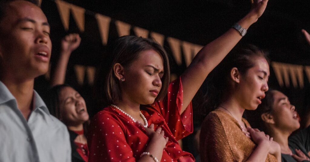 自己表現を妨げる思い込みに気づきはじめた女性が前向きな表情を浮かべている様子