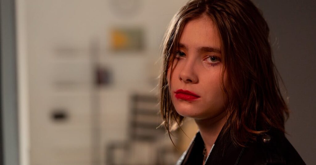 薄暗い部屋でひざを抱える女性。誰にも言えなかった孤独が、静かに積もる。