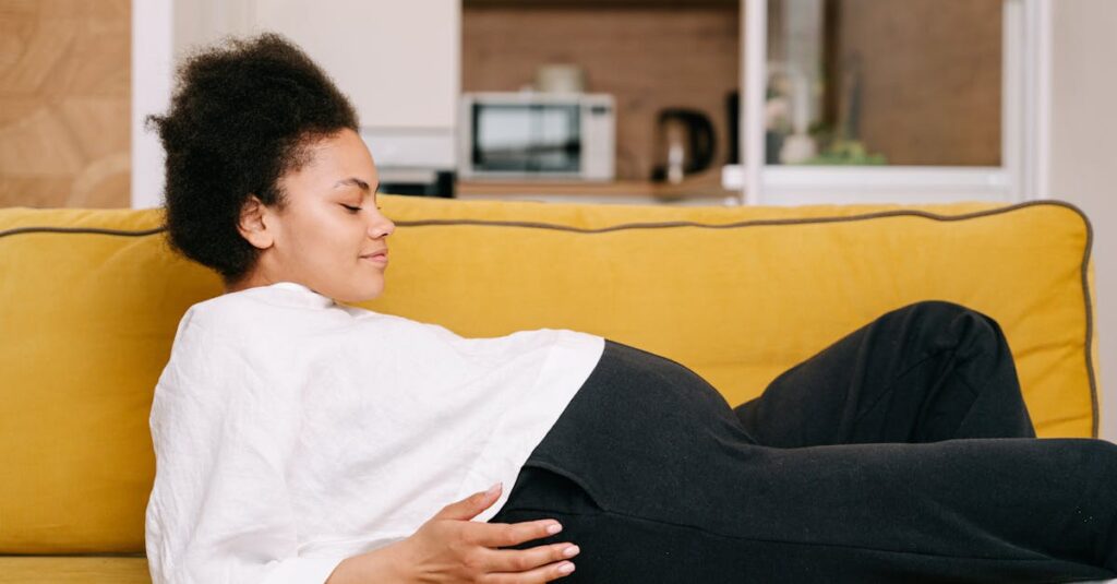 一歩踏み出そうと静かに前を向く女性