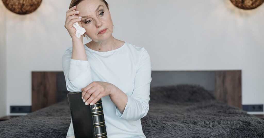 好きなものを否定された記憶に静かに向き合う女性