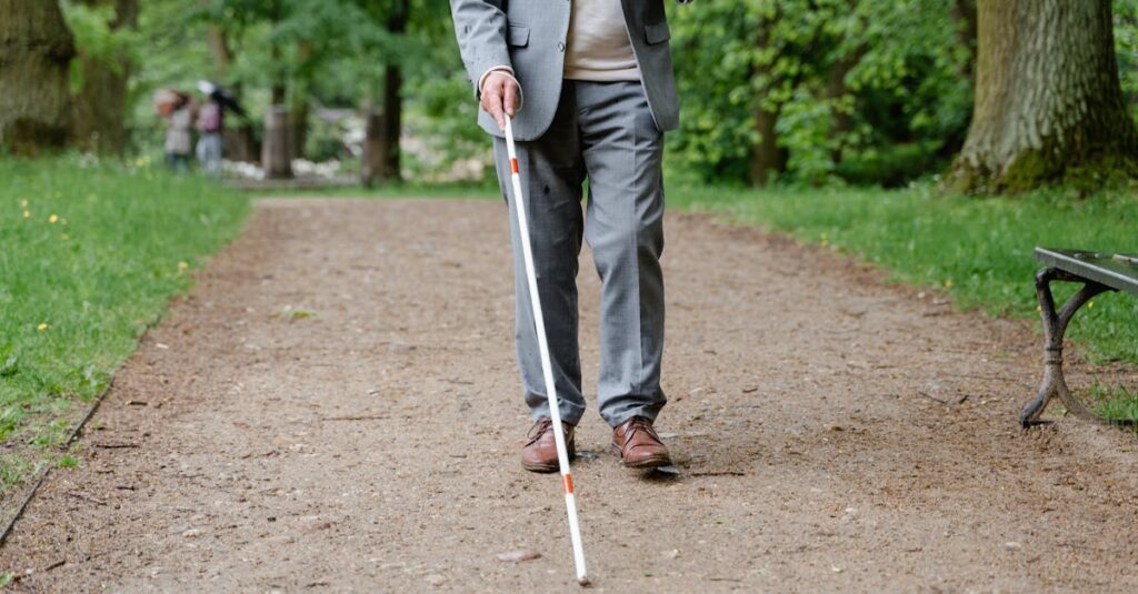 迷いながらも自分の足で人生を歩いている女性が前を見つめる姿