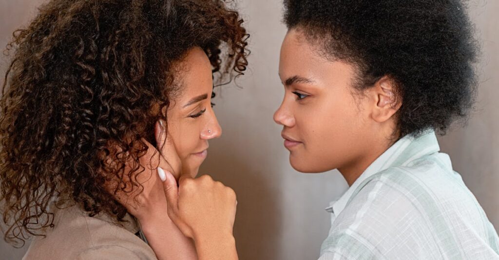 向き合う二人の友人。ぶつかり合うことも、絆を深める時間のひとつ。