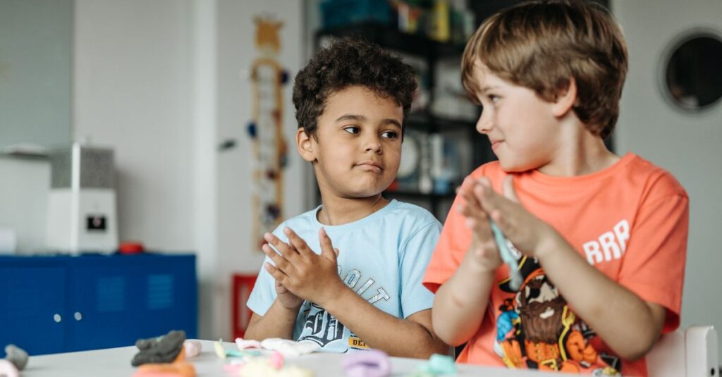 いい子でいようと静かに頑張っている子どものイメージ
