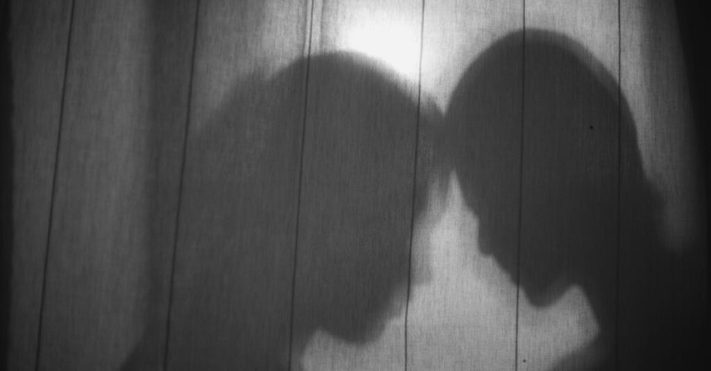 恋人同士が不器用でもやさしく言葉を交わすシーン