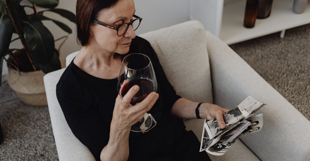 古い写真をそっと手に取る女性。過去を受け入れ、静かに前を向く姿。