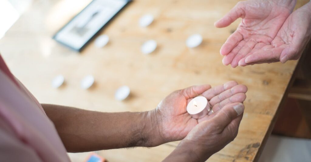 静かにそばにいて寄り添うことで誰かの孤独を少しでも和らげるイメージのやさしいイラスト