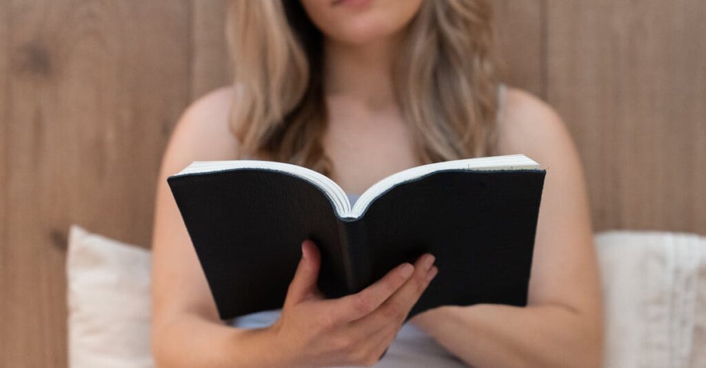 自己表現が苦手な自分を優しく認め始める女性の穏やかな横顔