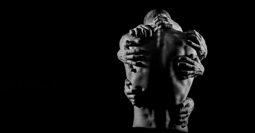 周囲に合わせてきた自分と本当の自分とのズレに悩む女性の複雑な心情を映したイメージ