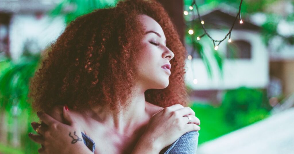 自分の好きを認めて心が軽くなり自由を感じている女性