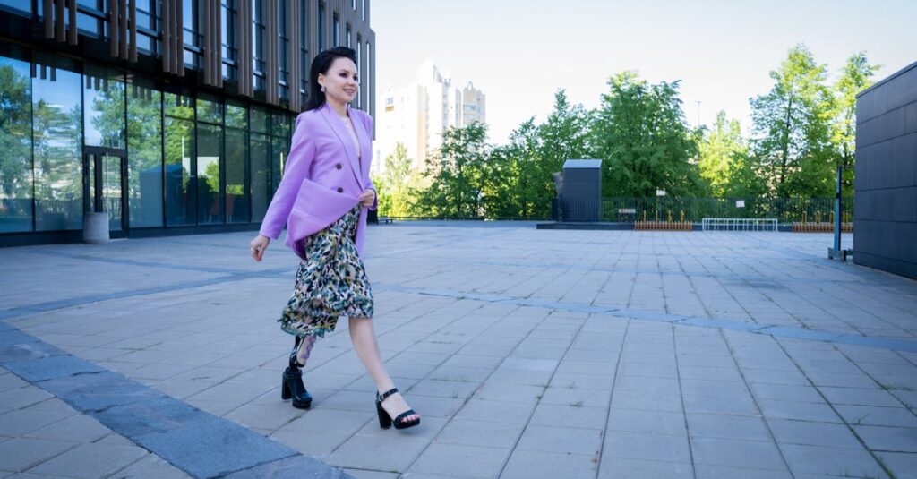 自分の軸を取り戻して静かに前を歩く女性