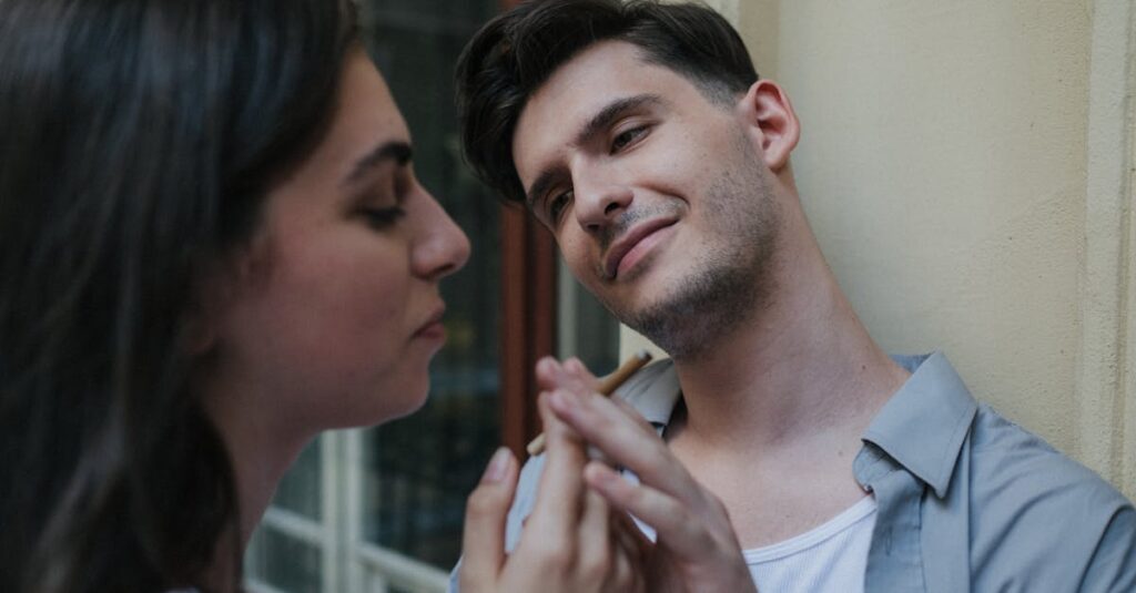 やわらかい表情で自分の気持ちをそっと伝える女性