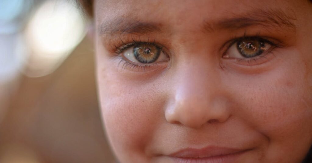 静かに誰かのことを思う人。繰り返し浮かぶその人は、今のあなたに必要なご縁かもしれない。