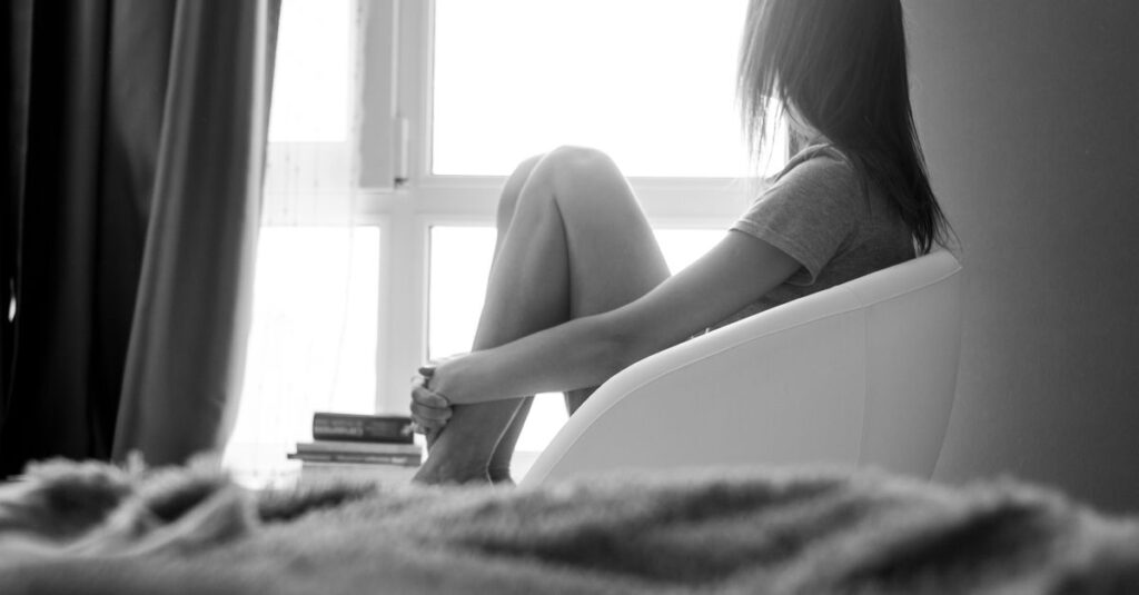 静かに自分の心と向き合う女性。「この出会いは本物か」を、自分の内側に問いかける時間。