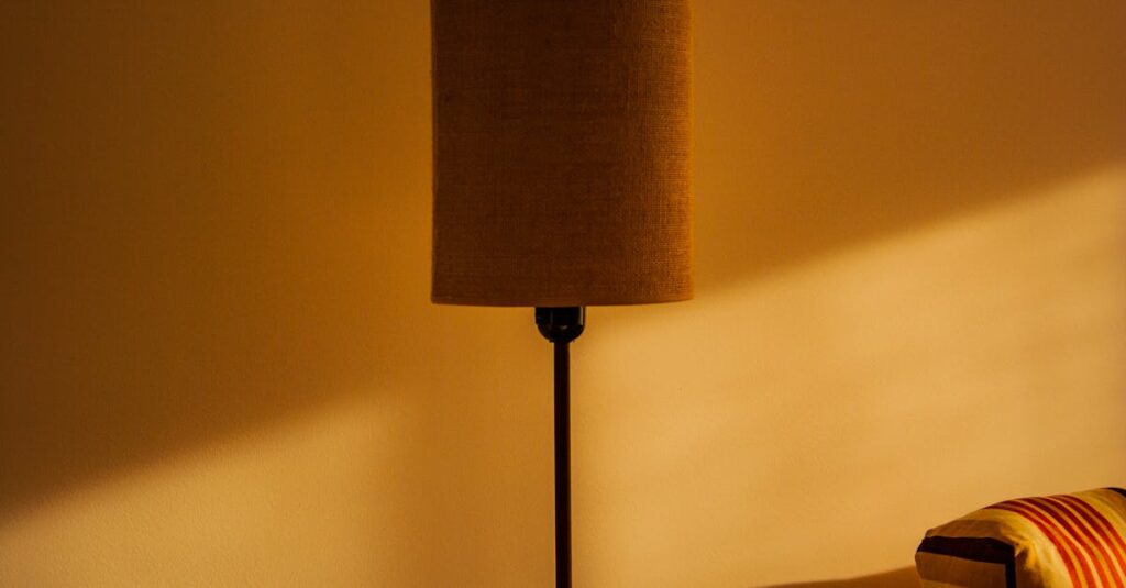 静かな夜に好きなアニメを観て、心をゆるめるイメージ