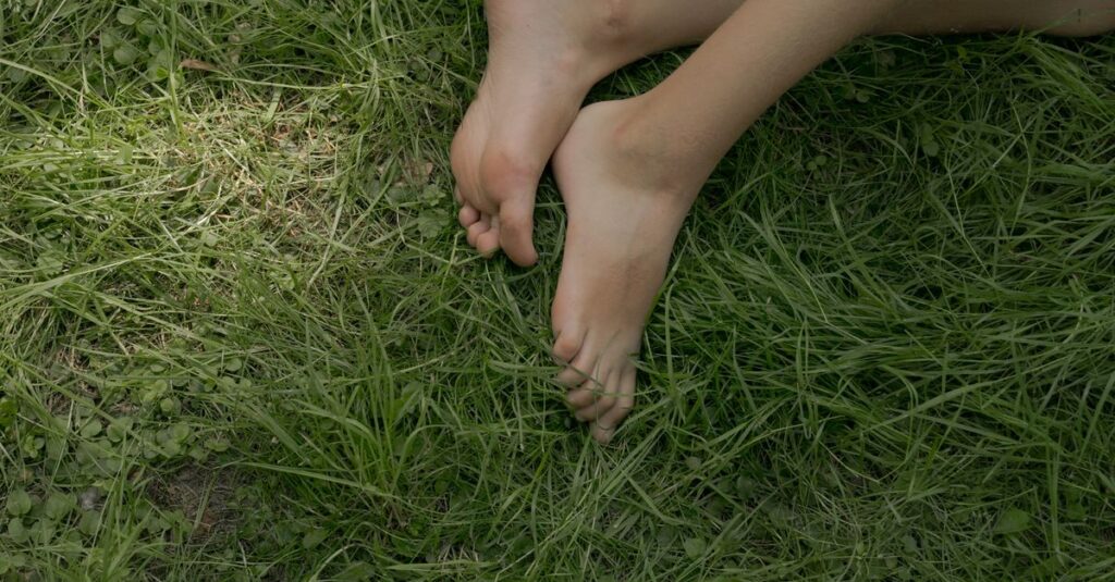 大地に素足で立つ。今ここにいることを、体で感じる静かな時間。