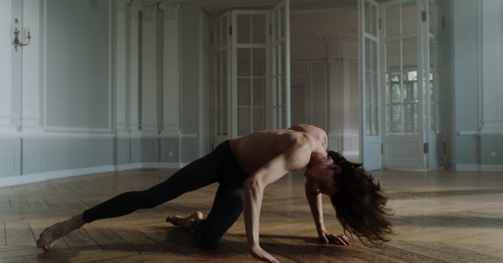 星座別に心の整え方を見つけている女性、4つのエレメントごとにノートに書き出している様子