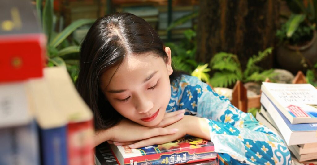 誰にも言えない秘密を抱えながら静かに在る、モニカのような孤独のイメージ