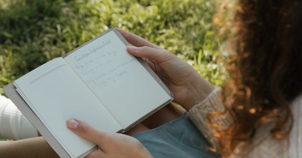 静かに日記を書く女性。言葉にすることで、自分の気持ちが少しずつ見えてくる。