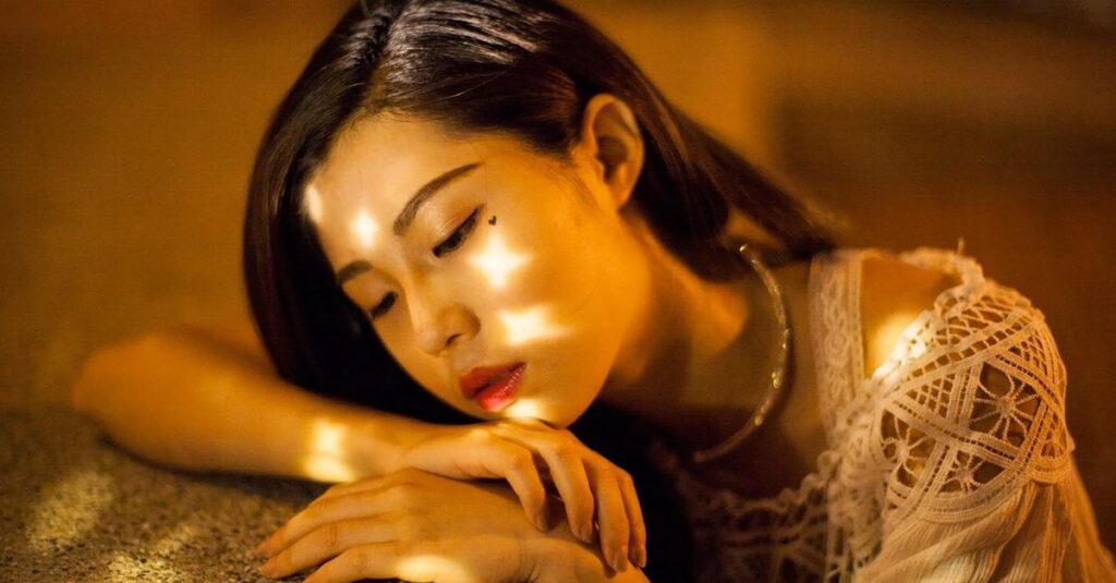 静かにうつむく女性。「私のせいかも」という言葉が、心に重くのしかかる瞬間。