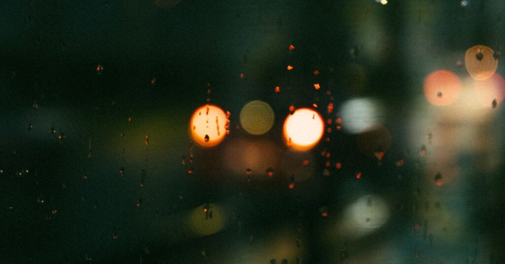 泣いてもいいと許してもらえるような、雨の夜の静けさのイメージ
