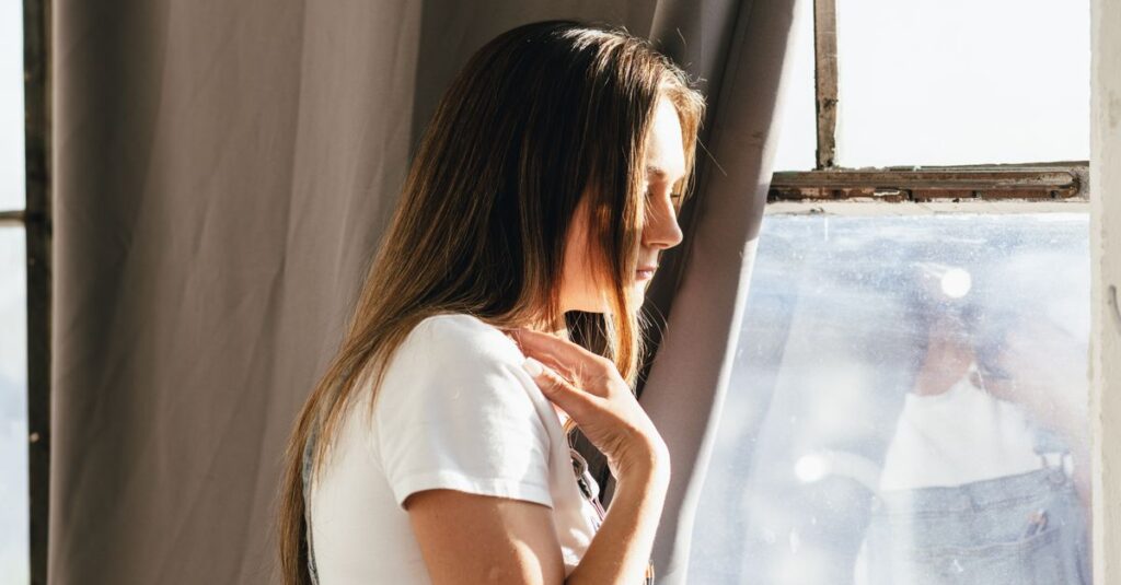 自分の中 feather 強さと静かに向き合う、朝の窓辺のイメージ