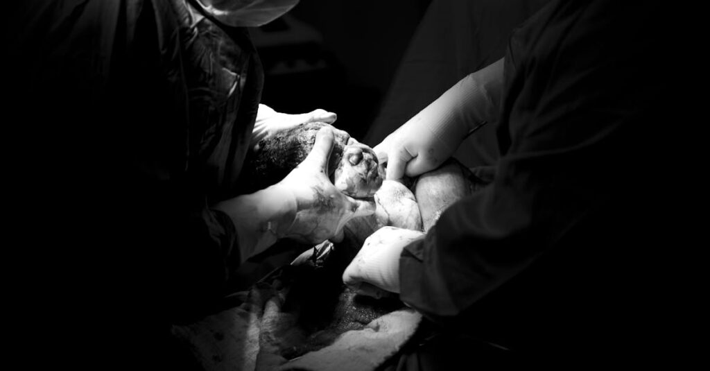 やさしいアニメの名言を思い出して心を癒やされる女性、静かな部屋で深呼吸している姿