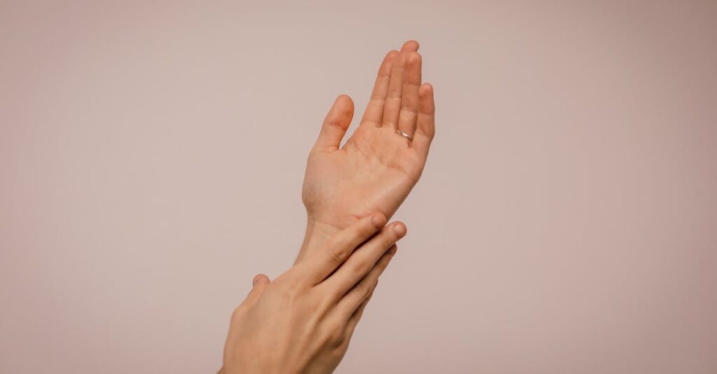 女性が自然と調和するセルフケア時間を過ごしている様子