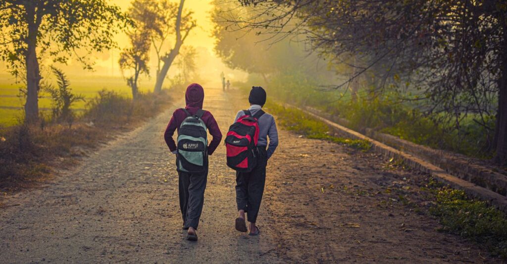 隣に誰かがいることで、孤独が少し軽くなる夕暮れのイメージ