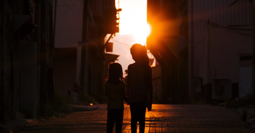 隣に誰かがいることで、孤独が少し軽くなる夕暮れのイメージ