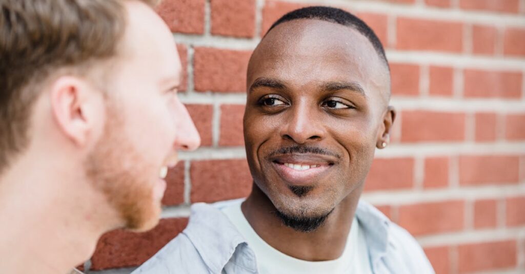 やわらかな光の中を並んで歩くふたり。つながりは、静かに育っていくもの。