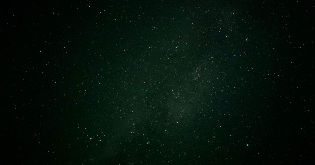 やわらかな星空に浮かぶ星座。自分の傾向を知ることが、人づきあいを楽にするヒントになる。