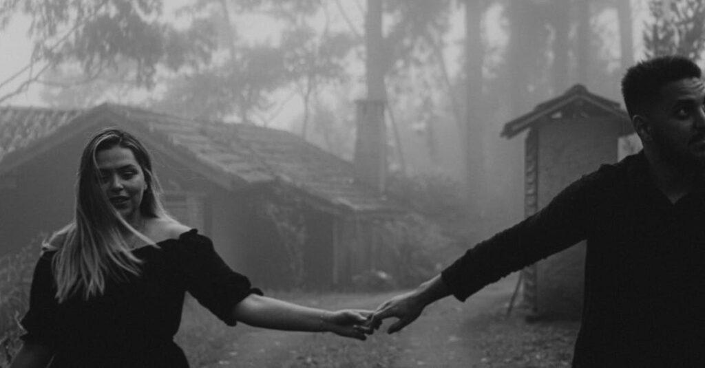 本音を言えない女性が静かに思いを抱える様子、感情に向き合うやさしい表情のアニメ風ビジュアル