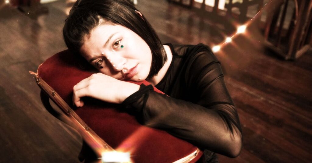 静かに自分の気持ちを抱える女性。本音を隠すのは、自分を守るための知恵かもしれない。