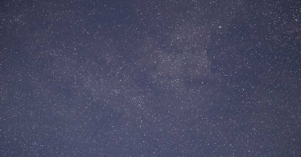 星と星がそっと引き合うような、縁の不思議さを表すイメージ