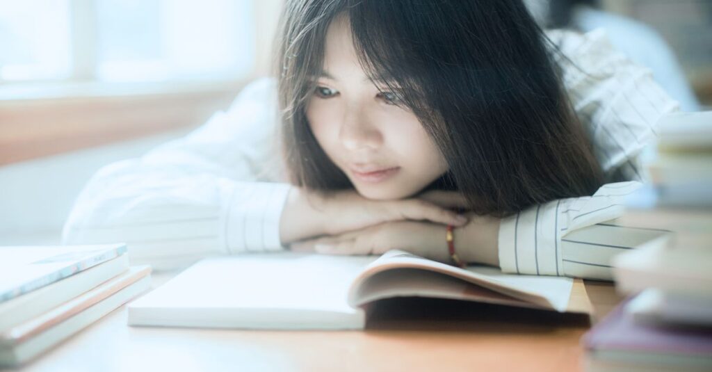 静かな場所でひとりたたずむ少女。感情を押し殺しながら、それでも前に進んできたモニカのように。