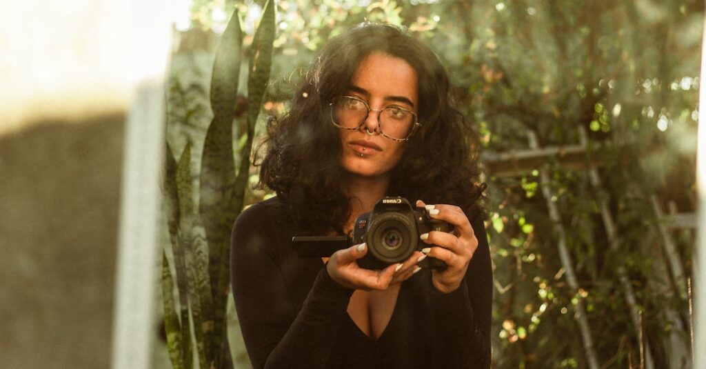 静かに自分の気持ちを抱える女性。本音を隠すのは、自分を守るための知恵かもしれない。