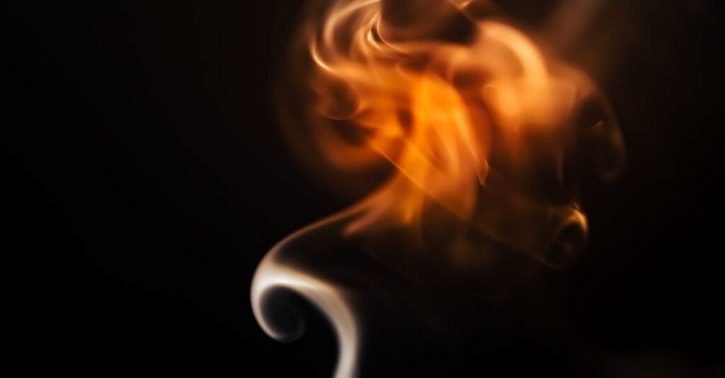 ご縁を感じた瞬間に心に問いかける女性の姿、直感と感情に耳を澄ませている様子