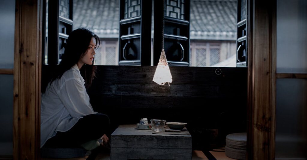 窓辺で静かにお茶を飲む女性。自分を取り戻すための、やわらかな時間。