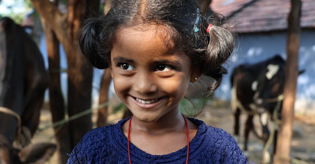 素直な笑顔を浮かべるアーニャの癒しシーンのイメージ