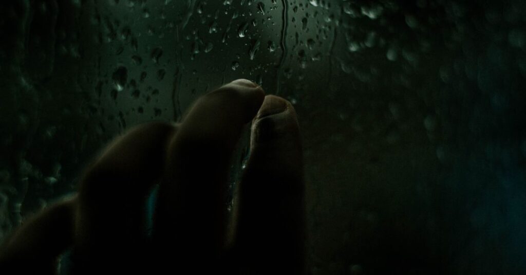 泣いてもいいと許してもらえるような、雨の夜の静けさのイメージ