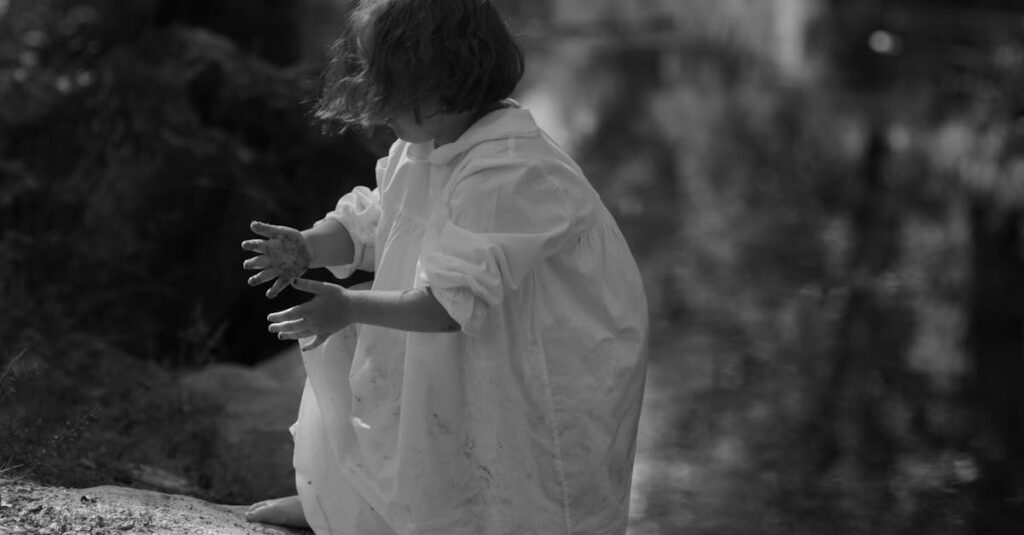 静かに自分の心と向き合う女性。「この出会いは本物か」を、自分の内側に問いかける時間。