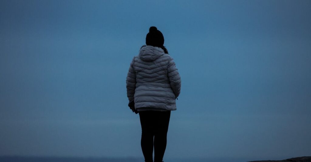 静かに前を向いて立つ人。落ちこぼれと言われても、それでも前に進む姿。