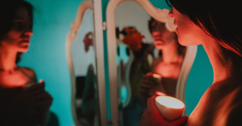 静かに自分の気持ちを抱える女性。本音を隠すのは、自分を守るための知恵かもしれない。