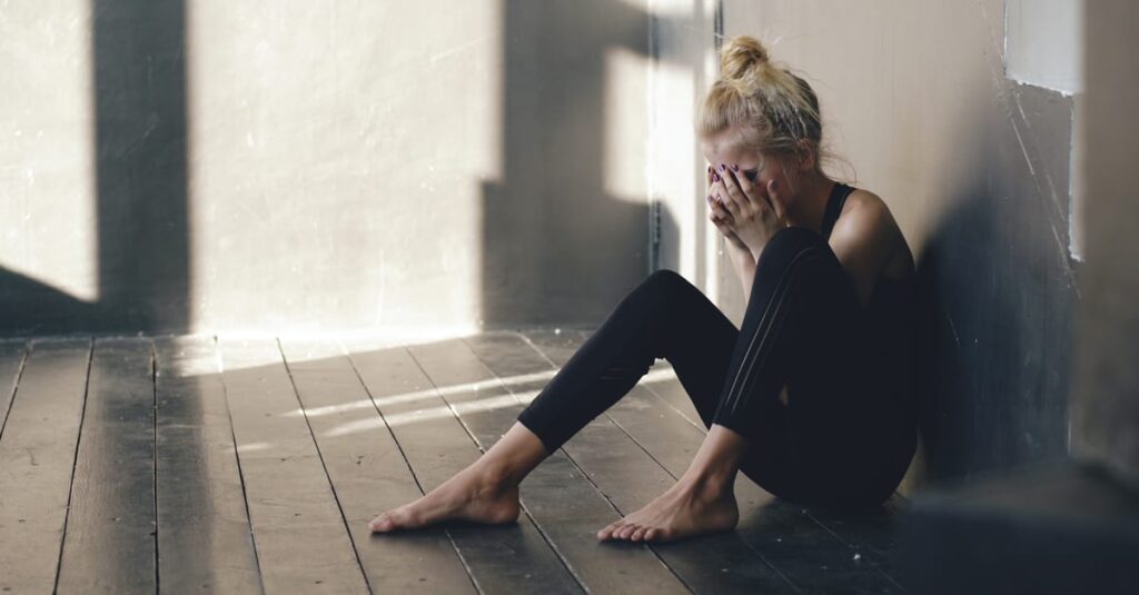 静かにうずくまる人。「自分には何もない」という気持ちを抱えて生きていた善逸のように。