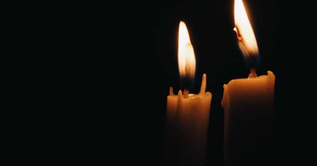 揺れながらも消えない炎のように、揺らぎの中にある強さのイメージ