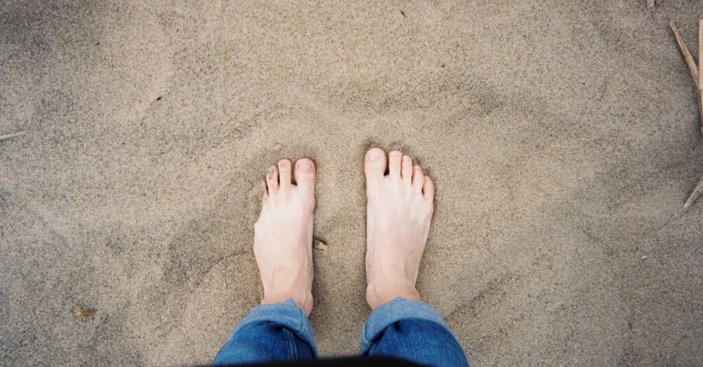 大地に素足で立つ。今ここにいることを、体で感じる静かな時間。