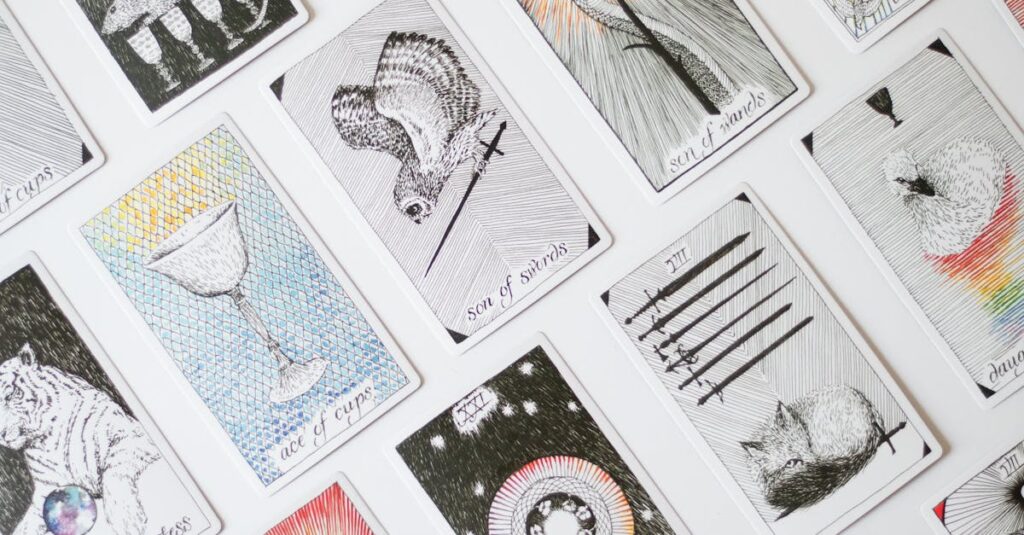 不安や思い込みを手放すタロットの時間、静かにカードを見つめる癒しのひととき