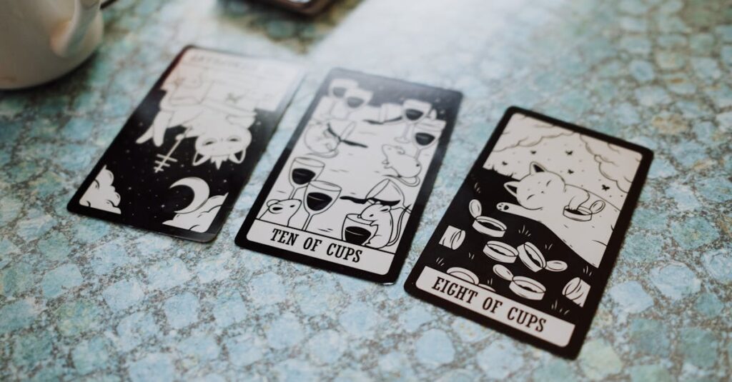 やわらかな光に照らされたタロットカード。手放すことへの静かな許しが、そこにある。