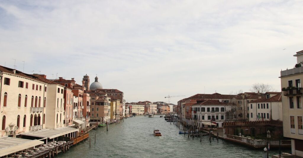 水の都をゆっくり進むような、静かで穏やかな時間のイメージ