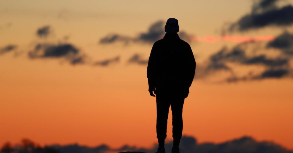 迷いながらも前を向こうとする、夜明けの静かな決意のイメージ
